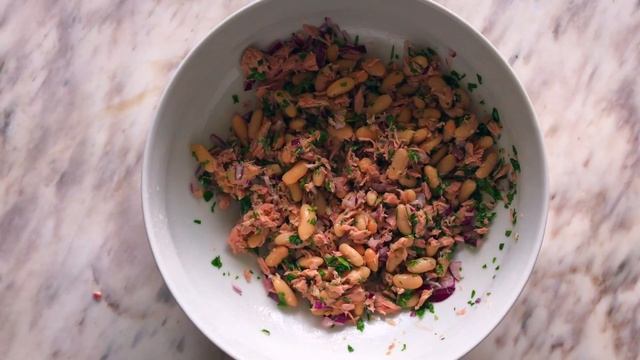 Салат с тунцом и фасолью | Рецепт салата с белой фасолью, тунцом и огурцом смотреть онлайн