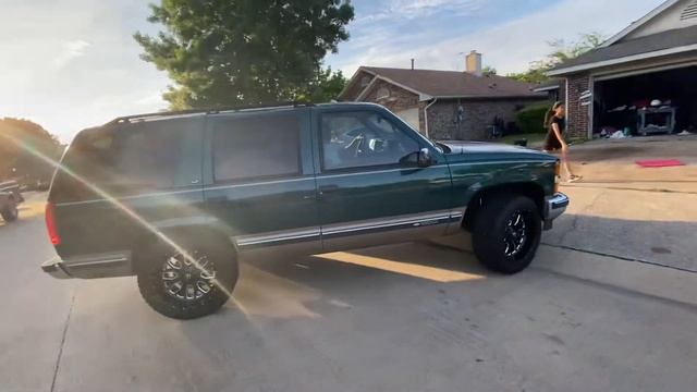 Sacando del garaje la Chevy Tahoe 1997 llantas nuevas смотреть онлайн