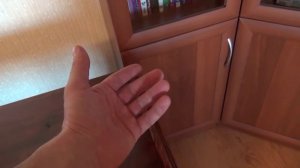 Покрываю стол лаком и морилкой