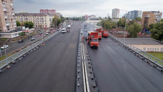 На эстакаде уложили больше половины верхнего слоя асфальта в Самаре на Ново Садовой смотреть онлайн
