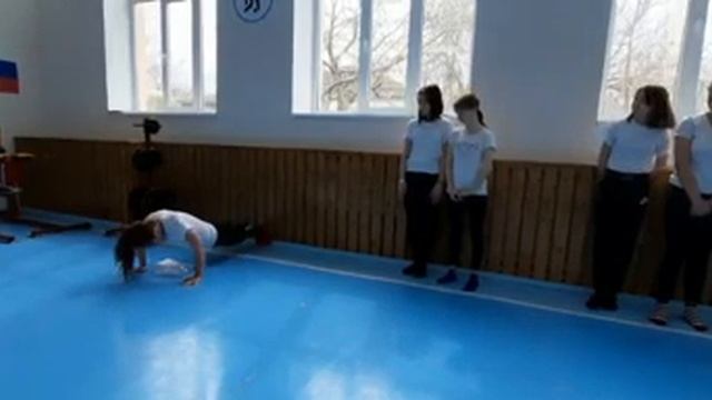 Президентское состязание . 7 в класс  МБОУ СОШ 10.Сгибание и разгибания рук в упоре лежа девушки