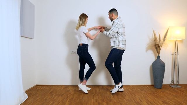 8 Bachata Turns For The Party! | Beginner Bachata Tutorial смотреть онлайн