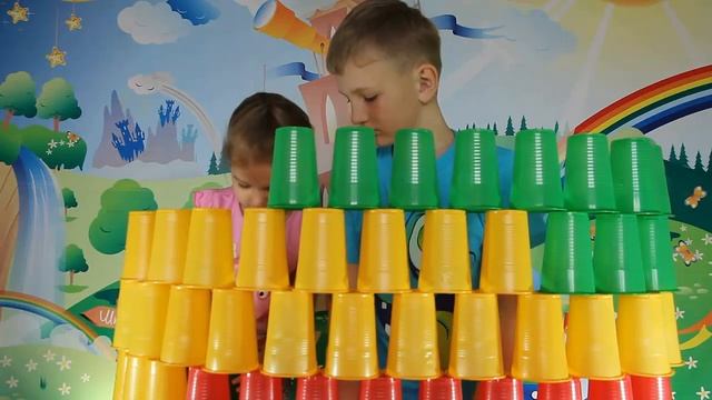 БАШНЯ ИЗ ПЛАСТИКОВЫХ СТАКАНЧИКОВ! ЧЕЛЛЕНДЖ Вызов принят! Башня из 100 пластиковых стаканчиков!. смотреть онлайн