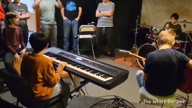 The White Stripes:Seven Nation Army (solo guitar,clap box,drum,piano) смотреть онлайн