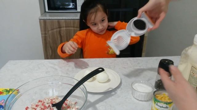 Салат с крабовыми палочками и кукурузой. смотреть онлайн