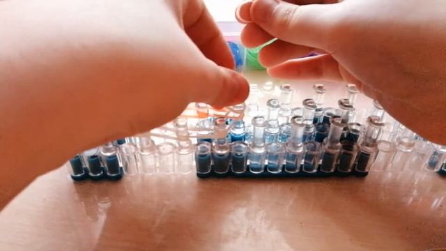 Плетем змею из резинок на станке!!! смотреть онлайн