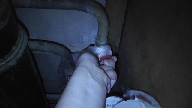 Между трубами и счетчиком течет вода смотреть онлайн