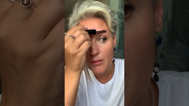 447. Как заполнить недостающие брови. смотреть онлайн