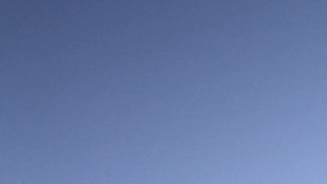 London’s Walking The Millennium Bridge in London смотреть онлайн