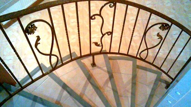 Недорогие кованые перила для винтовой лестницы в доме металл смотреть онлайн