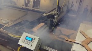 Резка фанеры твердотельным лазером по металлу