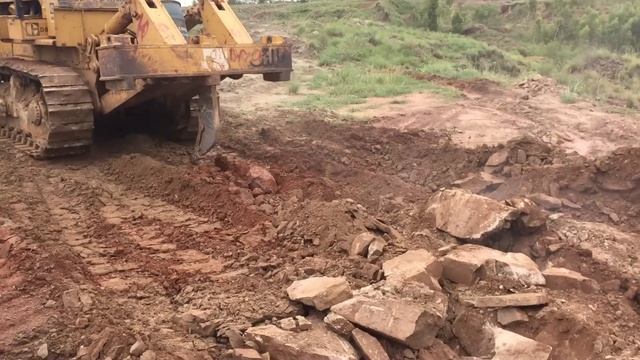 Caterpillar D8H dozer ripping through hard rocks! смотреть онлайн