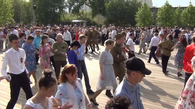 Полька-Фокстрот Бал Победы в парке Горького балансе.рф смотреть онлайн