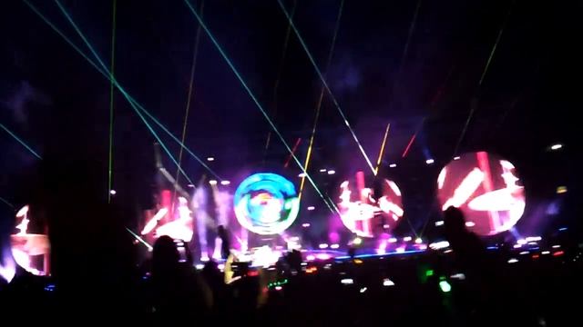Coldplay - Every Teardrop Is A Waterfall Live @ Madrid 2012 Vicente Calderon Stadium