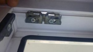 Окно не открывается на проветривание, клинит ручка. Простой способ решения.