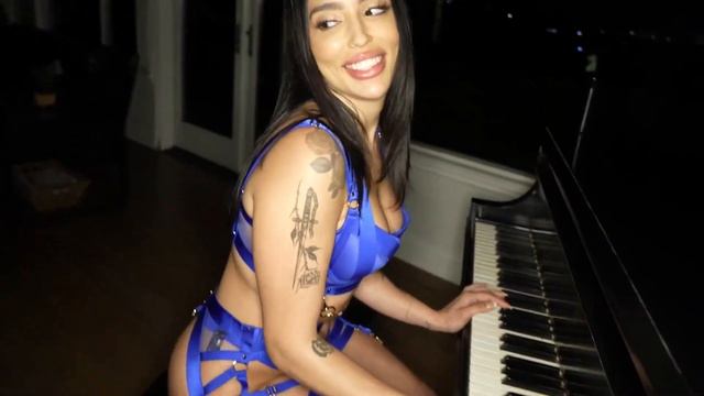 Playing Piano Vanessa Sky смотреть онлайн
