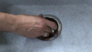 Установка сифона с круглым переливом на керамогранитную мойку на кухне.