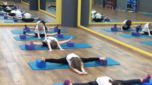Разминка- растяжка.Поперечный шпагат. Дети 5-7 лет смотреть онлайн