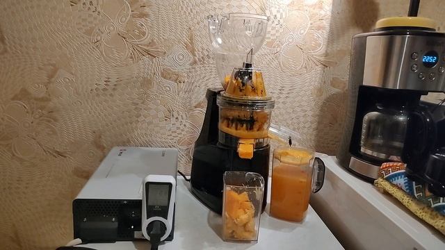 Шнековая соковыжималка жмет мандарин и тыкву смотреть онлайн