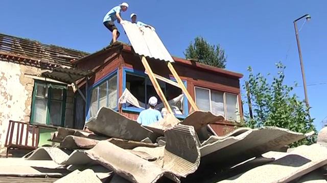 В Волосском ремонтируют дома после торнадо смотреть онлайн