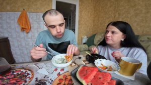 МУКБАНГ С ВАРЕЙ / ЯИЧНИЦА С КОЛБАСОЙ / КУРИЦА / САЛАТ / АРБУЗ / МОСКВА / EATING Mukbang ASMR АСМР