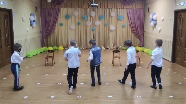 Забавный и веселый танец на 8 марта. Танец мальчишек - бизнесменов и девочек со шляпами смотреть онлайн