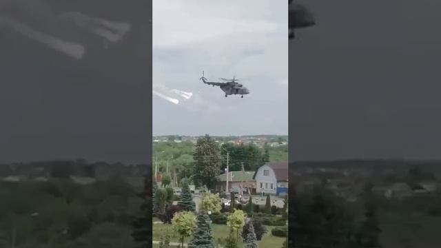 Белгород | Вертолет сбрасывает тепловые ловушки над жилыми домами смотреть онлайн