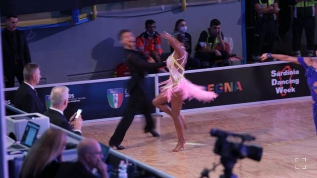 Andrey Gusev - Vera Bondareva, RUS | 2021 WDSF European Ch. Latin | R1 S смотреть онлайн