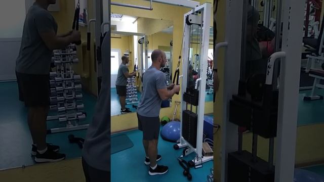 Разгибание рук на блоке с канатом