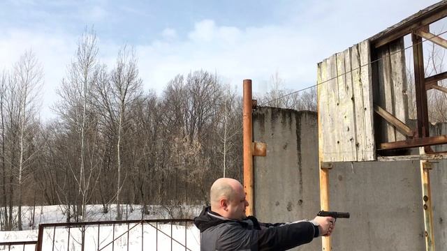 Одной рукой с 12 калибра ))) смотреть онлайн