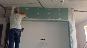 Как в одиночку отбить шнуркой линию для потолка