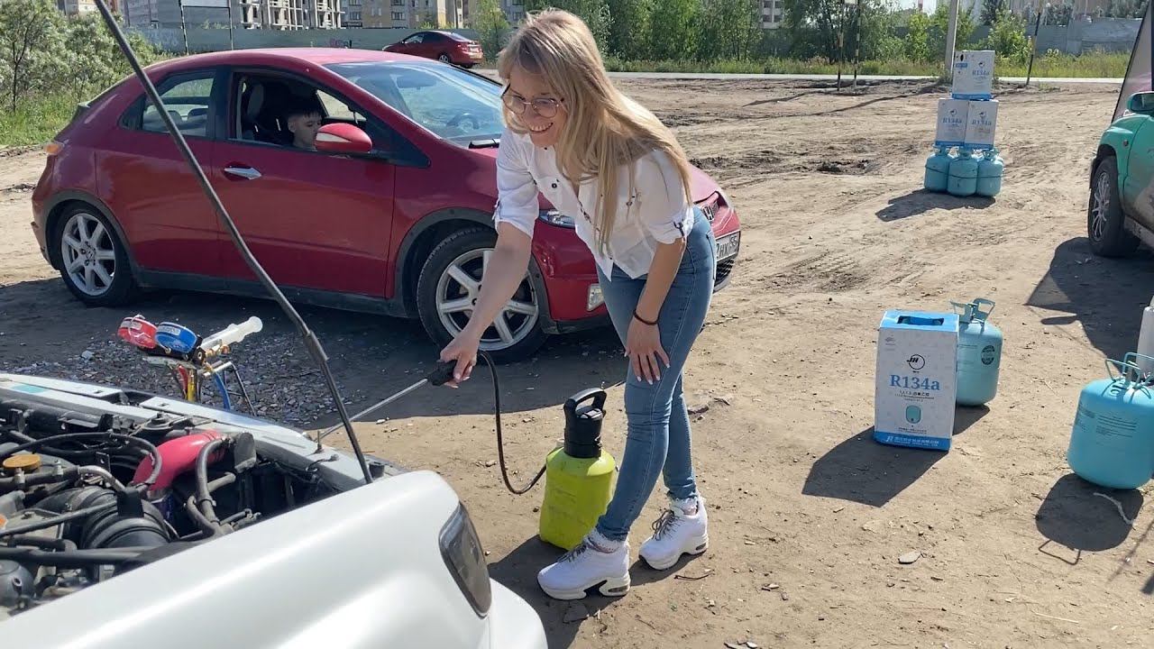 Марина заправляет кондиционер на Subaru смотреть онлайн