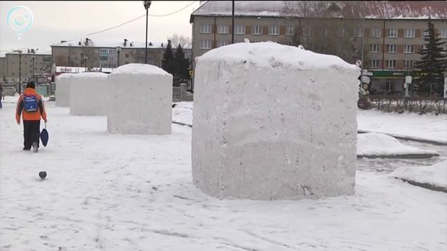 В Куйбышеве первыми в Новосибирской области установили новогоднюю ёлку и открыли снежный городок смотреть онлайн