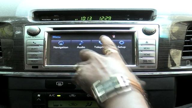 How to Use Infotainment System in Toyota Fortuner | CarDekho.com смотреть онлайн