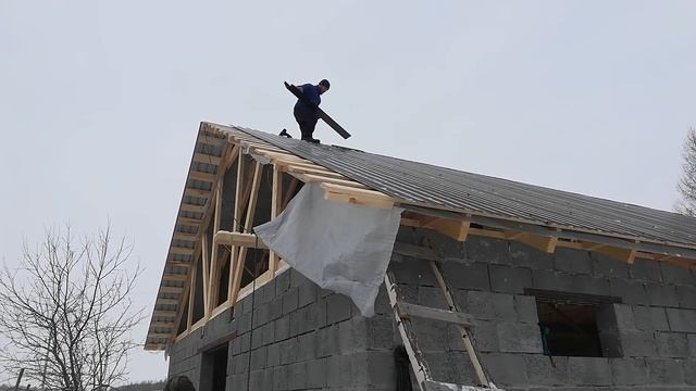 КУПИЛИ ДОМ В ДЕРЕВНЕ. СДЕЛАЛИ ИДЕАЛЬНУЮ КРЫШУ НА БОЛЬШОЙ ФЕРМЕ смотреть онлайн