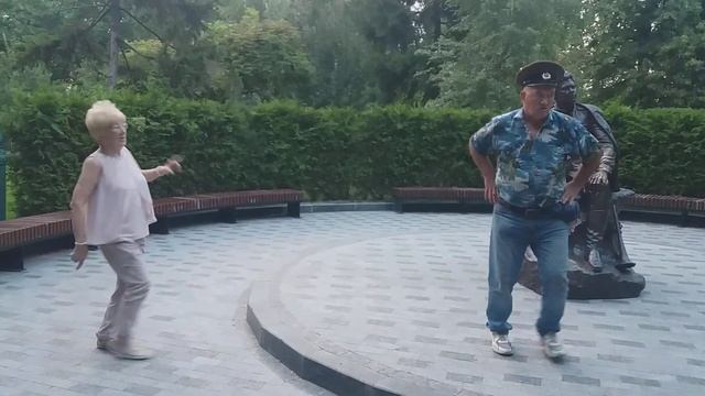 Харьков, танцы в саду у скульптуры Леонида Быкова;"Смуглянка". смотреть онлайн
