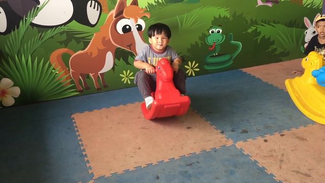 Kiddie Fun Ride at Playground Corner смотреть онлайн