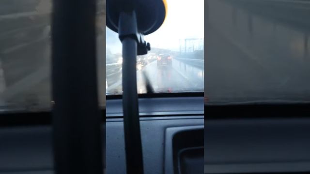 Мост, залитый водой и сильный ливень. смотреть онлайн