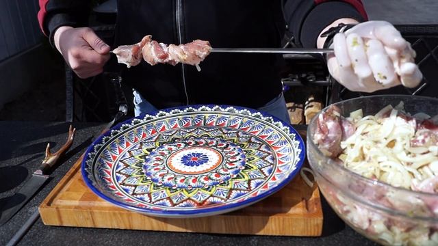 Супербыстрый ШАШЛЫК НА КОСТОЧКЕ из свиной ГРУДИНКИ на углях Видео рецепт на мангале