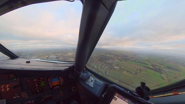 Landing 737-800 in Manchester Airport Runway 05L смотреть онлайн