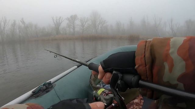 ЭТУ ПРИМАНКУ ЩУКИ ОЦЕНИЛИ СРАЗУ!!! Рыбалка осенью на спиннинг с лодки