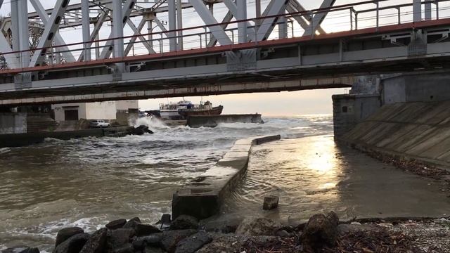 Море "впадает" в реку "Кудепста"! смотреть онлайн