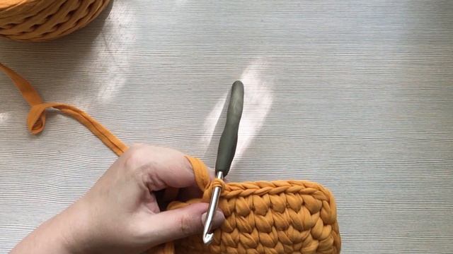 Вяжем базовый рюкзак из трикотажной пяжи. Пошаговый урок. смотреть онлайн