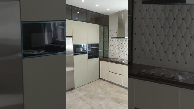 Современная кухня с кварцевой столешницей. смотреть онлайн