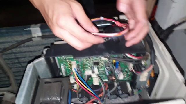 Daikin inverter single split R410 aircon blinking | error UO, U4 смотреть онлайн