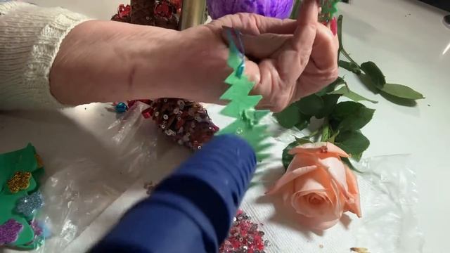 Гирлянды из шишек. Шары на елку смотреть онлайн