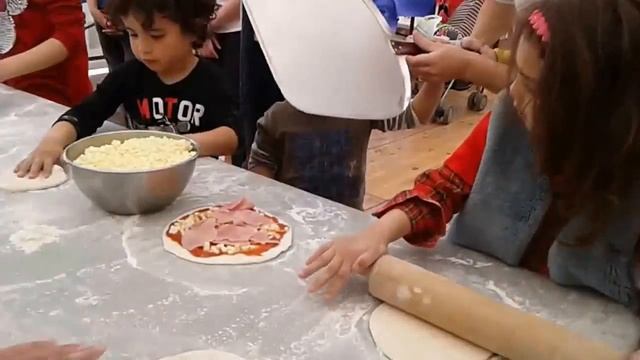 Дети готовят пиццу. Haciendo pizza смотреть онлайн