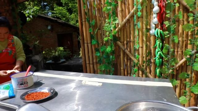 一根面就是一碗，大姐一口吃掉2米长，吃得多老得快，老年斑皱纹横肉挂 #大口吃面 смотреть онлайн