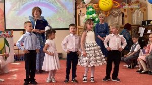 «Почемучки» поздравляют выпускников. Песня «Мы хотим поздравить вас!» ( Слова и музыка С. Солодова)