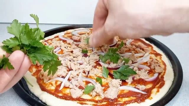 Пицца в домашних условиях с консервированным тунцом/Pizza with canned tuna! смотреть онлайн